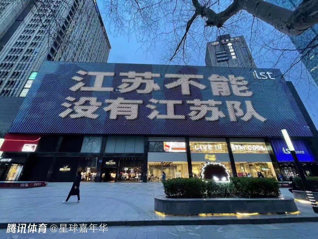 记者：阿什拉夫将再留一场，参加巴黎对阵图卢兹的法超杯决赛据记者MarcMechenoua透露，阿什拉夫将参加巴黎对阵图卢兹的法超杯决赛。